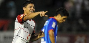 Elkeson comemora gol do Vitória no empate com o Bahia de Feira