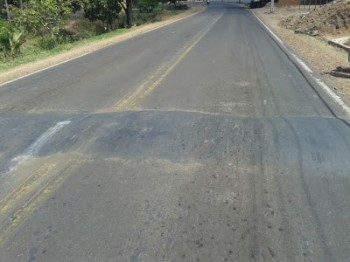 Você observa claramente que não existe nenhuma sinalização para avisar o mal feito quebra mola, 