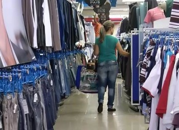 Produtos mais procurados nas lojas foram os itens de vestuário, calçados, perfumaria, CDs e eletr�