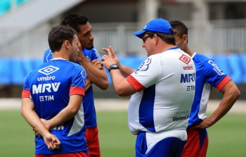 Guto Ferreira conversa com Renato Cajá, Hernane e Edigar Junio 