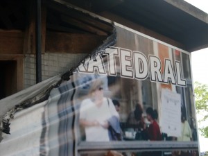 fachada do bar destruída pelo fogo