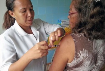 As vacinas são contra os vírus da gripe A/H1N1, A/H3N2 e influenza B