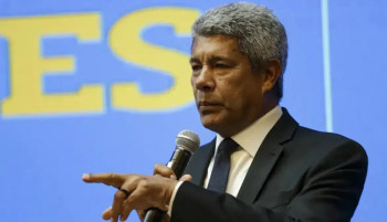 Jerônimo Rodrigues faz pacientes de bolinha