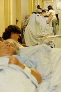  Pacientes fora de quartos no HNAS: atendimento no corredor