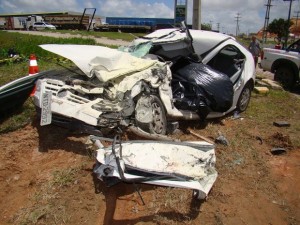 Segundo testemunhas, carro bateu de frente com caminhão