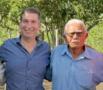 Carlinhos ao lado de Lié.