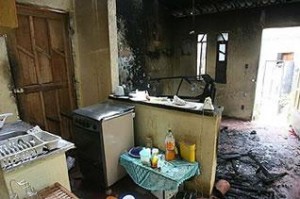 Barbaridade: crianças presenciam queimação de corpos.