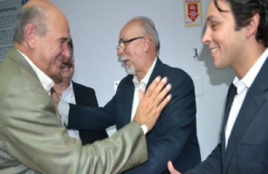 Deputados do PP e prefeito se cumprimentam após