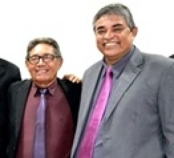 Macário(E) recebe o carinho dos colegas no retorno à Câmara.