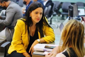 Prefeitura descumpre acordo com os professores, como de praxe”, diz Evinha em apoio à classe.