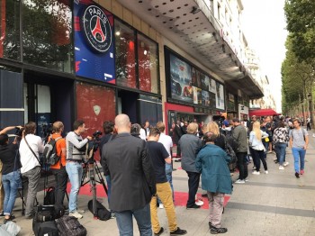 Fila para a venda camisa de Neymar no PSG 