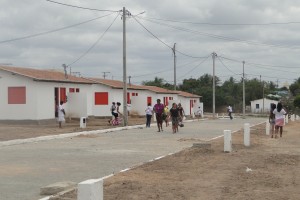 Conjunto foi totalmente urbanizado, com pavimentação, rede de águas e drenos e iluminação 