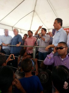 Deputado Mário Junior (PP) discursando durante a solenidade 