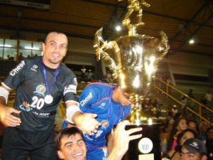 Atletas quando comemoravam o tri campeonato baiano de Futsal