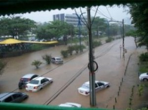 As águas invadem as ruas, param o trânsito e provocam mortes 