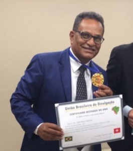 Diplomas de mérito e medalhas são comerciados para vereadores, prefeitos  e secretários municipai