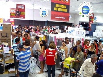 Consumidores lotaram o interior da loja em busca de produtos baratos