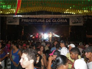 O clima junino criado pelas barracas e ornamentação típica deixa o público bem à vontade, quem 