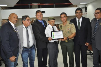 Acilon Gomes, ex-combatente da 2ª Guerra Mundial, recebendo a placa com o Título de Cidadão de Pa