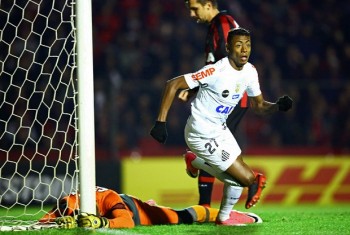 Bruno Henrique sai para comemorar seu gol, o segundo do Santos 