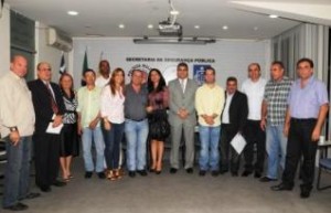 Prefeito Anilton Bastos (E) durante encontro  na Secretaria de Segurança Pública, no CAB