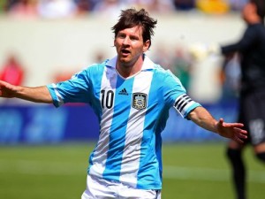 Messi comemora um de seus gols contra o Brasil 