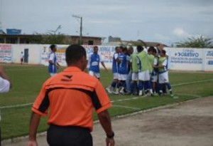 Jogadores da seleção de Serrinha comemoram o 1º gol. 