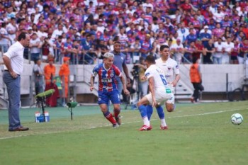 Tricolor baiano sai atrás no placar, busca o empate ainda no primeiro tempo, mas