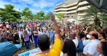 Insatisfeitos com proposta de reajuste, professores  aprovam greve nos dias 20 e 21 de maio para pre