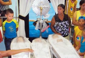 Parentes velaram corpos das crianças encontradas no lago