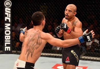 Aparentando cansaço, Aldo é provocado por Holloway, antes do americano acertar combinação que o 