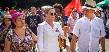Gleisi Hoffmann (centro) participa de una protesta en Porto Alegre a favor del derecho del ex presid