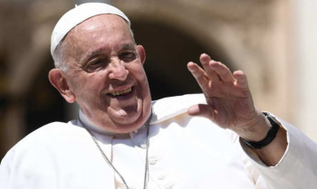 Papa Francisco cumprimenta pessoas na praça de São Pedro, no Vaticano