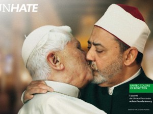 Papa Bento XVI aparentemente beijando o Imã do Cairo na boca em uma fotomontagem. (Foto: Divulgaç�