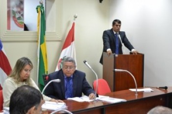 Vereador Leco durante discurso de avaliação do mandato 