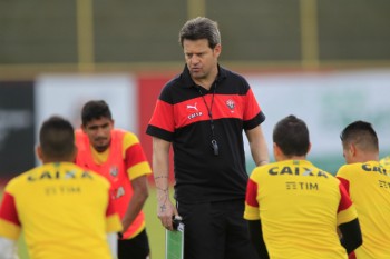 Argel Fucks orienta jogadores 