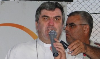 Dom Guido ao fundo o repórter Gil Leal