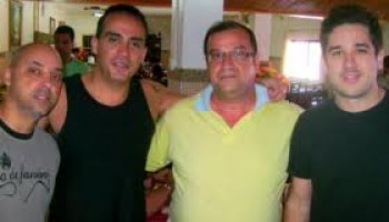 Edinho camisa amarela entre os musicos do Jota Quest