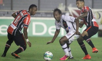 Andrezinho escapa para o ataque, em partida em que o Vasco derrotou o Joinville, em São Januário -